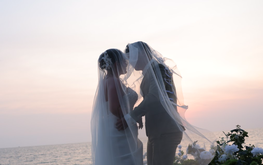 Nụ hôn dưới voan cưới